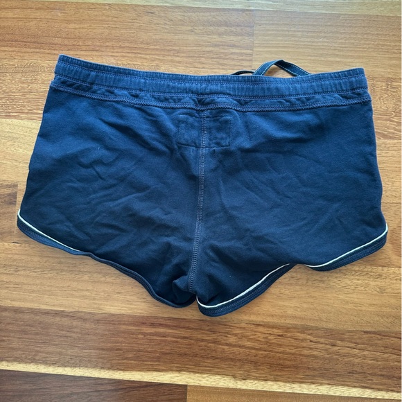 2000’s Gilly Hicks Dolphin Stretch Mini Shorts - Picture 2 of 5